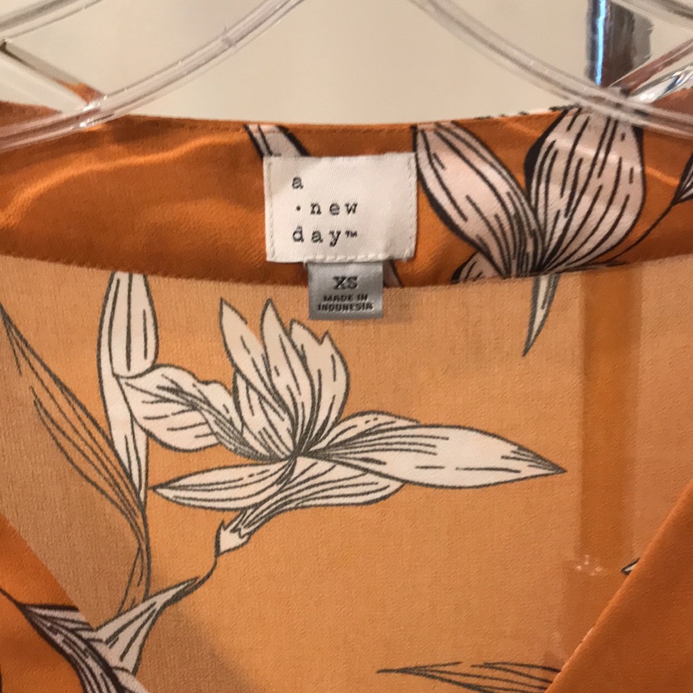 Beautiful blouse - Picture 2 of 3